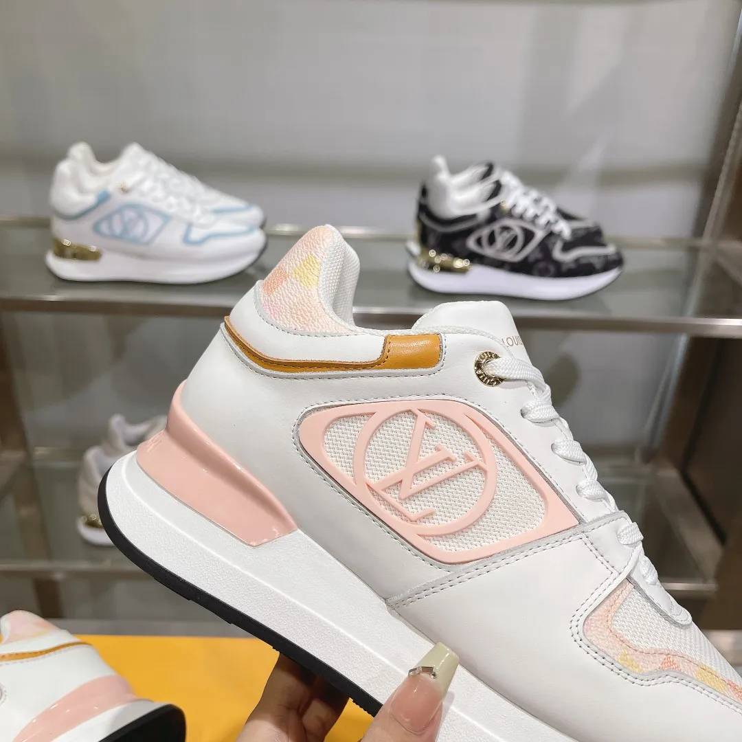 [L Family] P: 760💰Size 35-42 for women, 39-46 for men, (41.42 for women, 45.46 for men, customized) .LV Donkey Brand 🔥🔥LOUIS VUITTON Louis Vuitton's official website synchronizes the 2025 autumn and winter couple's models, which are now on the market, this Neo Run Away sneakers are inspired by running shoes, integrating LV's iconic must-have shoes into the trend. This version is a 1:1 replica of the original version. It is made of two-tone calfskin to highlight its simple lines and unique wedge outsole. Key details include the LV initials on the side and an engraved gold heel stabilizer on the back plus a 2cm hidden insole.